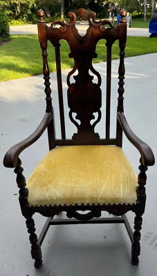 Antigua silla de trono de madera de caoba tallada a mano con tapicería de terciopelo amarillo/dorado Foto 1 de 4