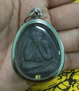 LP Pern Wat Magic Powder Material Thai Amulett Pidta Vintage Anhänger Glück schwarz - Bild 1 von 8