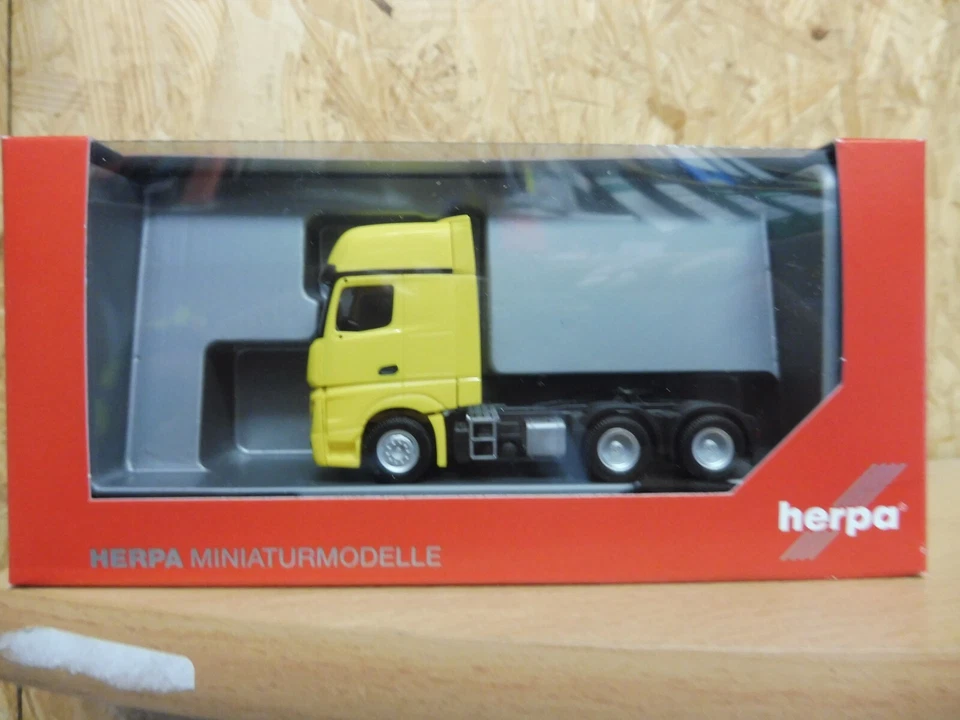 Herpa, Mercedes-Benz 6x4 Trattore, Giallo, No. 349932 - Immagine 1 di 1