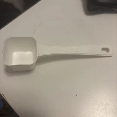 "Cuchara medidora de plástico blanco y orificio colgante Mr Coffee de repuesto vintage de 5,5"" usada en excelente estado" Foto 1 de 4
