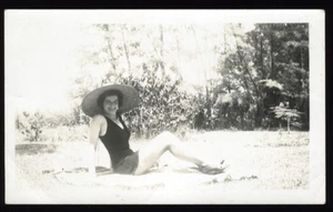 Vintage HÜBSCHES BRÜNETTES Schnappschuss Foto 40er Jahre BADEANZUG POSE - Bild 1 von 1