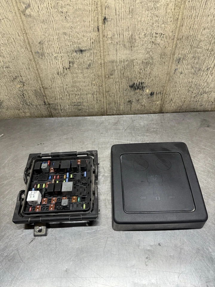 Chevrolet SS 2014-2017 sedán 6,2 L motor V8 bahía caja de fusibles debajo del capó OEM Foto 1 de 4