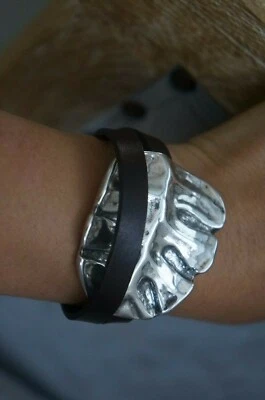 NUEVO CON ETIQUETAS Pulsera Uno de 50 Doble Envoltura Cuero Marrón Hoja Grande "La Hoja" 13-14" Foto 1 de 4