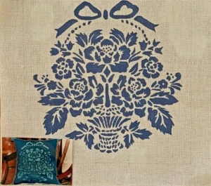 Handgemalte Nadelspitze Leinwand 18 Karat Großes rundes blau/weisses Blumenkissen mit Schleife - Bild 1 von 1