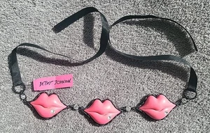 Betsy Johnson emailliert 3 Hot Pink Lippen mit Strass Halskette gebraucht kostenloser Versand - Bild 1 von 4
