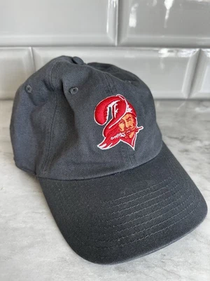 Team Apparel Tampa Bay Buccaneers Sombrero Gorra Gris Correa Espalda Ajustable Papá Para Hombres Foto 1 de 3