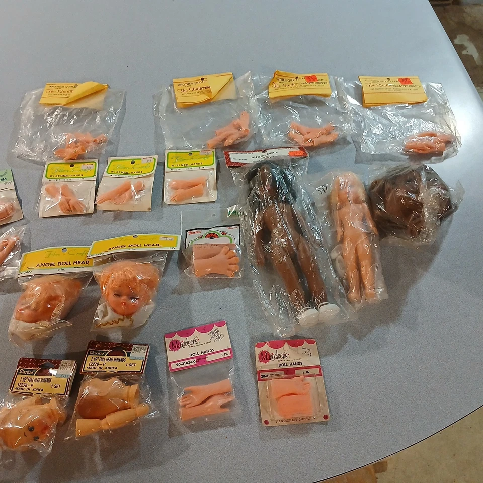 LOTE DE 19 MUÑECAS DE PLÁSTICO Y GOMA, CABEZAS, CARAS, MANOS PIEZAS ARTESANÍA NOS DE COLECCIÓN  Foto 1 de 4