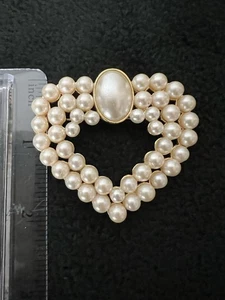 VINTAGE GROSSE GOLDFARBENE OFFENE HERZFÖRMIGE KUNSTPERLEN-CLUSTER-BROSCHE - NEU - Bild 1 von 2