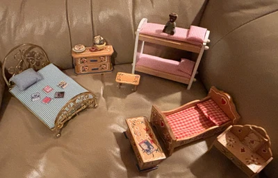 C-M CASA DE MUÑECAS PINTADA A MANO DORMITORIO Y CAMA DE LATÓN, LITERA, LIBROS, ACCESORIOS 7 PIEZAS Foto 1 de 4