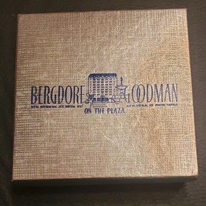 Vintage Bergdorf Goodman On The Plaza 4,25" Geschenkbox silber mit blauem Logo siehe Fotos - Bild 1 von 10