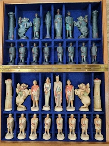 ✔️VINTAGE 1958 ANRI TORIART ROMANS /TEUTONS SCHACHSPIEL HANDBEMALT/VERGOLDET MIT ETUI - Bild 1 von 24