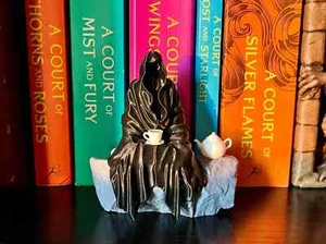 Decoración de estantería Spill the Tea - Figura 3 fantasmas con capucha sentados con taza de té - NUEVO - Imagen 1 de 5