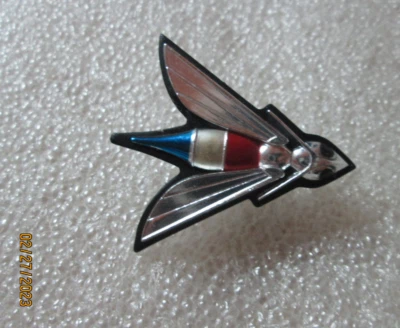 1970-1974 AMC HORNET GUARDABARROS ABEJA EMBLEMA INSIGNIA GENUINA FÁBRICA FABRICANTE ORIGINAL NOS Foto 1 de 4