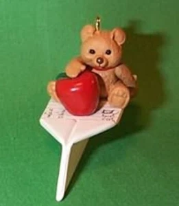Hallmark Keepsake Expressly For Teacher adorno de avión de papel 1997 nuevo en caja 🧸🍎 🤩 - Imagen 1 de 16