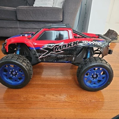 Traxxas X-Maxx 8S Hobbywing Max 5 g1 800kv neumáticos carrocería nuevos 2 pilas zeee nuevas. Foto 1 de 4