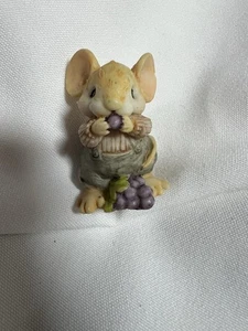 Ganz Little Cheesers Maus Figur. Kleine Maus frisst Trauben - Bild 1 von 6