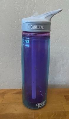 Botella de agua CamelBak Eddy libre de BPA púrpura con tapa gris, 750 ml - con pajita Foto 1 de 4