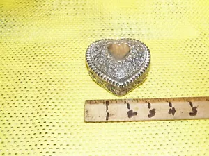 Caja de baratija ornamentada vintage de metal con forro de terciopelo, grabada "NAJ" - Imagen 1 de 6