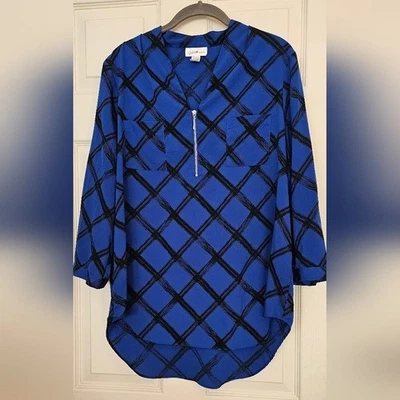 Blusa feminina Jaclyn Smith azul com estampa de diamante gola V grande - Imagem 1 de 4