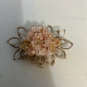 Spilla unica vintage corallo rosa floreale, conchiglia di mare strass - Foto 1 di 10