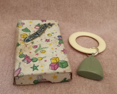 Hochet ancien dans sa boite d'origine LES JOUETS BUT - Photo 1/4