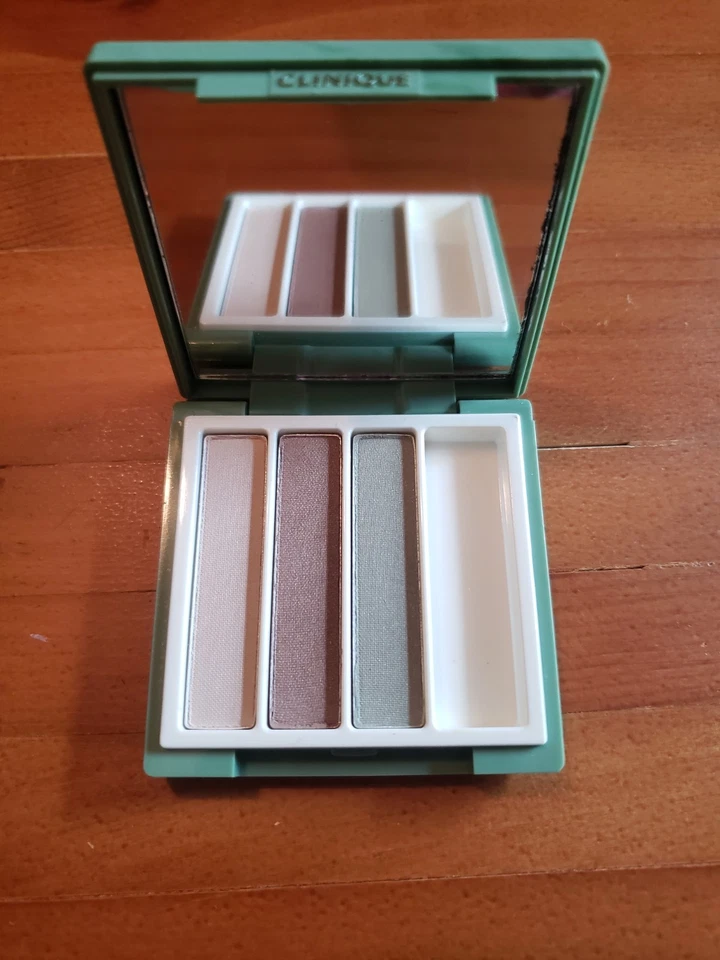 CLINIQUE Sombra de Olhos Trio MARFIM BISQUE BRONZE CETIM CAPIM-LIMÃO Novo Favorito - Imagem 1 de 4