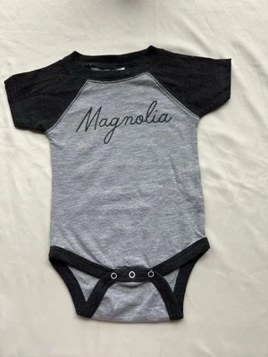 Body Pieles de Conejo Nuevo con Etiquetas Infantil Unisex Magnolia Script 3/6 Meses Nuevo Foto 1 de 4