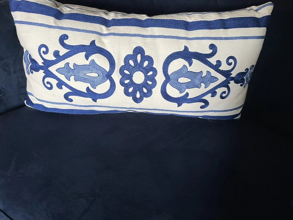 Синяя и белая белая вышитая подушка с цветочным рисунком - Изображение 1 из 4