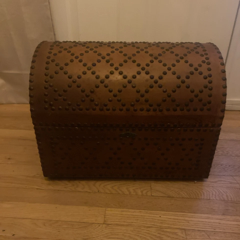 Baúl cúpula de madera vintage con tachuelas de latón - cofre de almacenamiento decorativo Foto 1 de 4