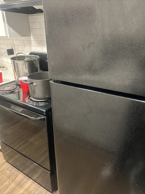 Estufa y nevera. Foto 1 de 2