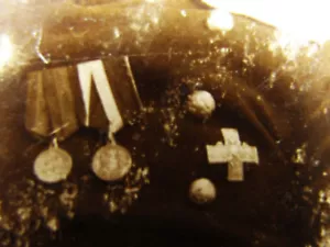 SOLDADO RUSIA DE LA PRIMERA GUERRA MUNDIAL con MEDALLAS e INSIGNIA DE REGIMIENTO - Imagen 1 de 3