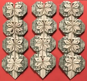 12 Origami Herzen, jedes ein sorgfältig gefalteter unzirkulierter 1-Dollar-Schein im Zellophantüte - Bild 1 von 3