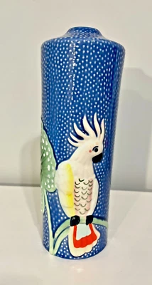 Jarrón OPALHOUSE TARGET de gres alto azul pájaro cacatúa selva tropical Foto 1 de 4