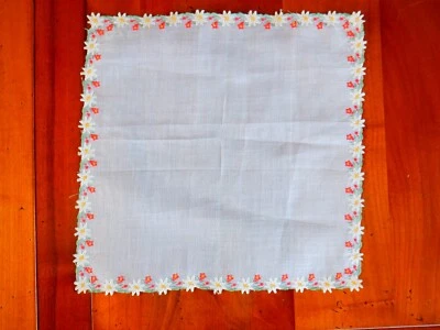 pochette ou napperon en linon beige  bord brodé edelweiss - Photo 1/3