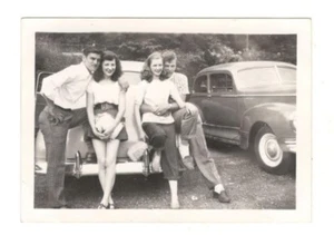 Vintage Photo Pretty Young Women Men Couples Classic Car 1940's Found Art SYB12b - Picture 1 of 1