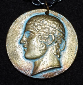Ciondolo in bronzo vintage Cesare Romano - Dio greco Apollo con catena collana - Foto 1 di 7