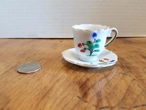 Pequeña mini taza y platillo Demitasse fresas pintadas a mano Japón imperfectas - Imagen 1 de 6