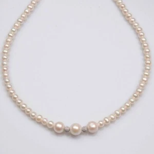 Collana filo perla naturale tre perle centrali sfere diamantate oro bianco 18 kt - Imagen 1 de 1