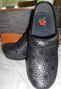 Dansko Pro XP Black Medallion Leather Nurse Clogs EUR 39 Womens Size 8.5-9 - Picture 1 of 5