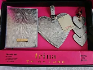 Juego de viaje TRINA TURK estuche para pasaporte + etiqueta de equipaje + llavero juego de 3 piezas en caja - Imagen 1 de 9