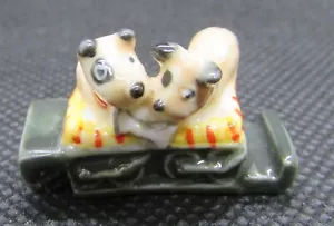 Feve Thème Animaux en Wagon " 2 petits chiots " Chien dog Hound #G7 - Imagen 1 de 2