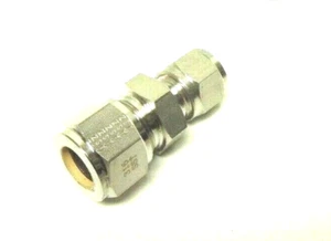Gyrolok Reducing Union 1/2" Tube OD x 3/8" Tube OD 316 Stainless Steel 8RU6-316 - Picture 1 of 3