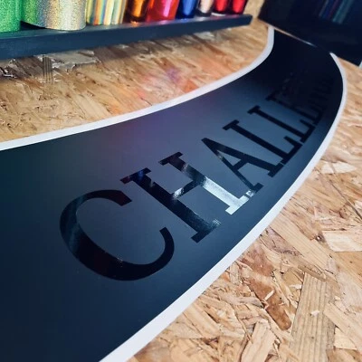 MINI CHALLENGE SUNSTRIP CURVO NERO OPACO / LOGO NERO LUCIDO - Immagine 1 di 4