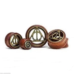 PAR-Madera con Símbolo de las Reliquias de la Muerte Sillín Acampanado Oreja Túneles Calibre 18mm/11/16" - Imagen 1 de 3