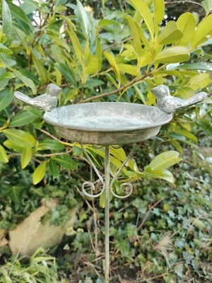 Dekorative kleine Vogeltränke Vogelbad Futterplatz  Gartenstecker grau shabby - Bild 1 von 4