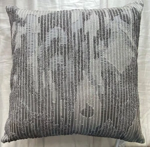 ALMOHADA DECORATIVA COLECCIÓN HUDSON PARK TEXTURA BORDADA CARBÓN 20 x 20 IN - Imagen 1 de 3