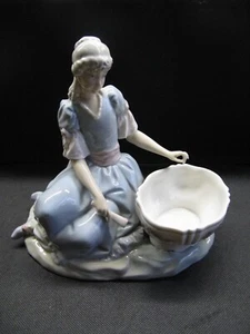 LLADRO FIGURINE - 18th CENTURY STYLE GIRL WITH BONBON / TRINKET DISH - 1970'S - Picture 1 of 7