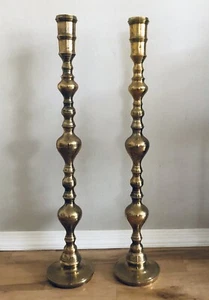 Zwei passende Vintage große geätzte Messing Boden Kerzenständer Kerzenhalter - 36" - Bild 1 von 9