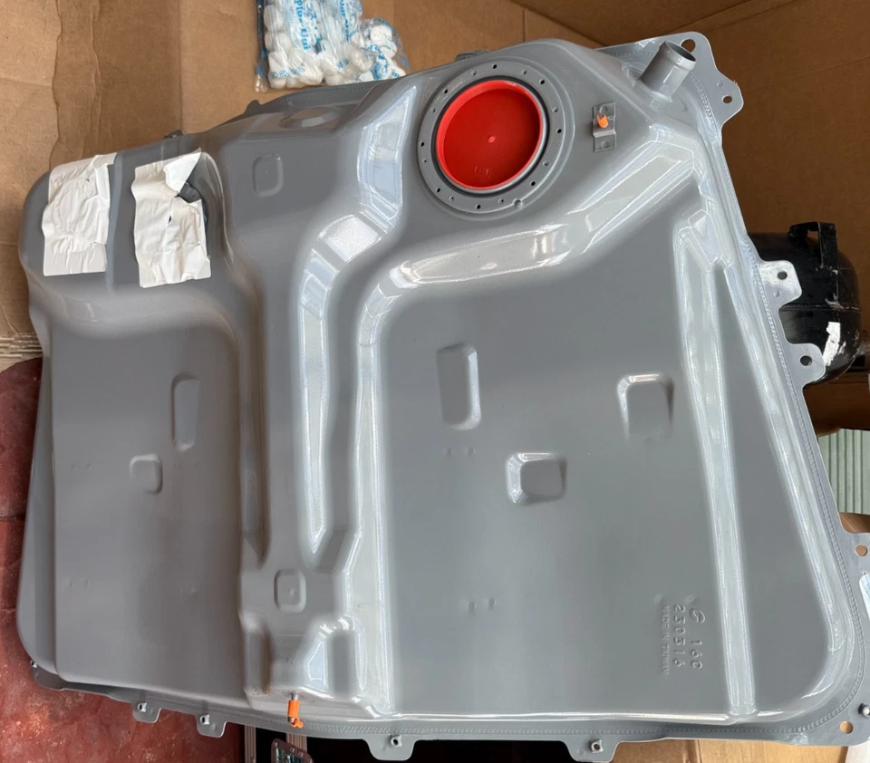 Toyota Rav4 2000-2006 Fuel Tank - Petrol Tank no fitting - Image 1 of 4