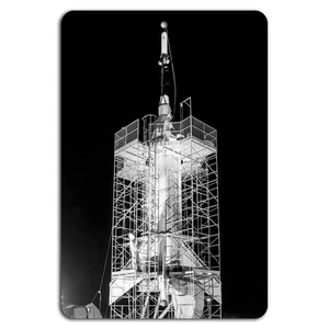 Cosmic Adventure: icono de cohete vintage en exhibición - Imagen 1 de 1